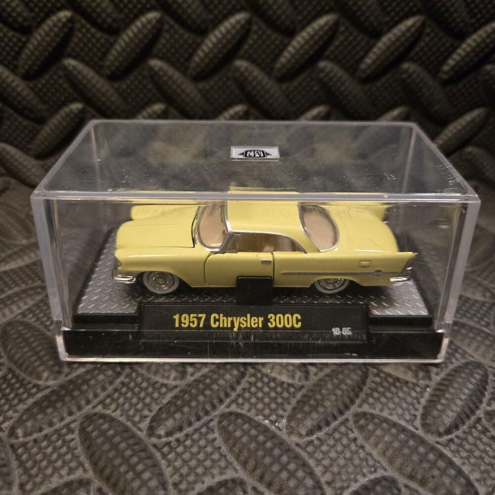 M2 Machines 1957 Chrysler 300C 1:64 Die Cast Car w Display Case